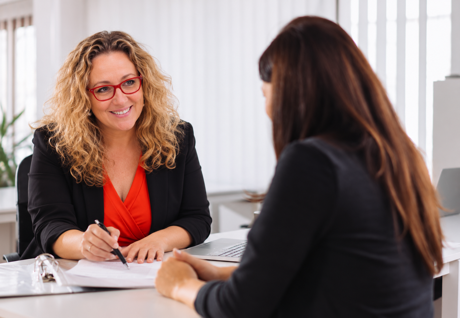 Profesionales conversando sobre formación y desarrollo profesional